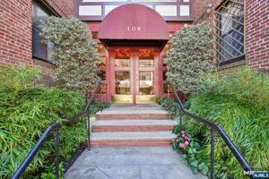 featured image of 109 Grand Ave Apt 4a