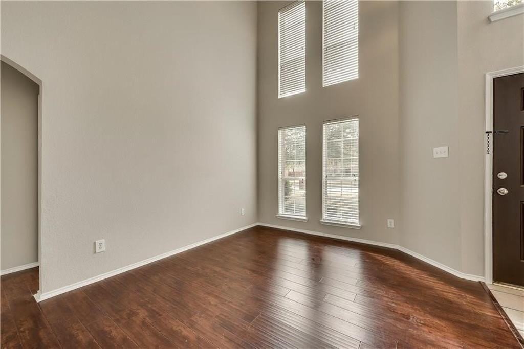 409 Knoll Park Ct - Photo 4 of 25