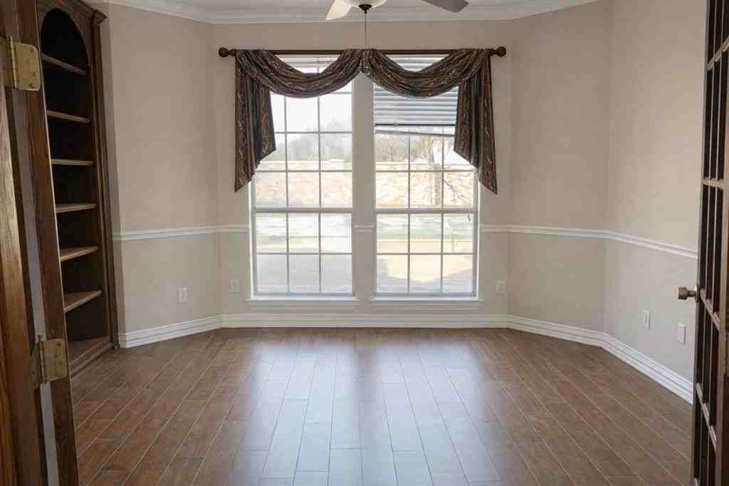 1308 Normandy Dr - Photo 3 of 10