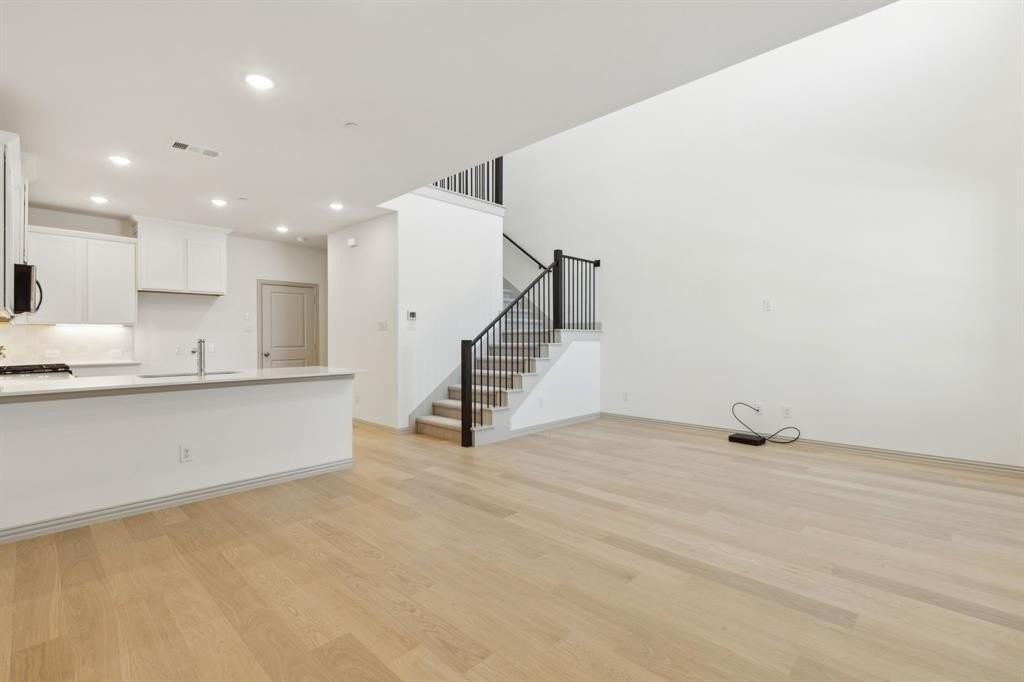 637 4th St - Photo 4 of 25