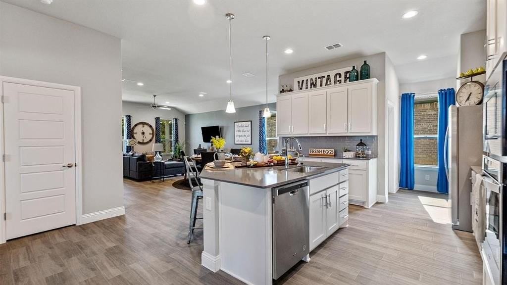 2512 Goldfinch Dr - Photo 4 of 28