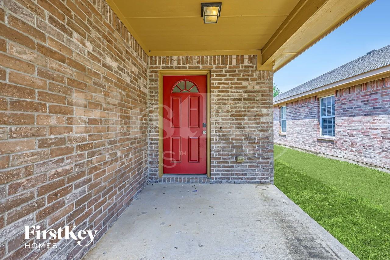 1925 Cross Oaks Dr - Photo 4 of 28