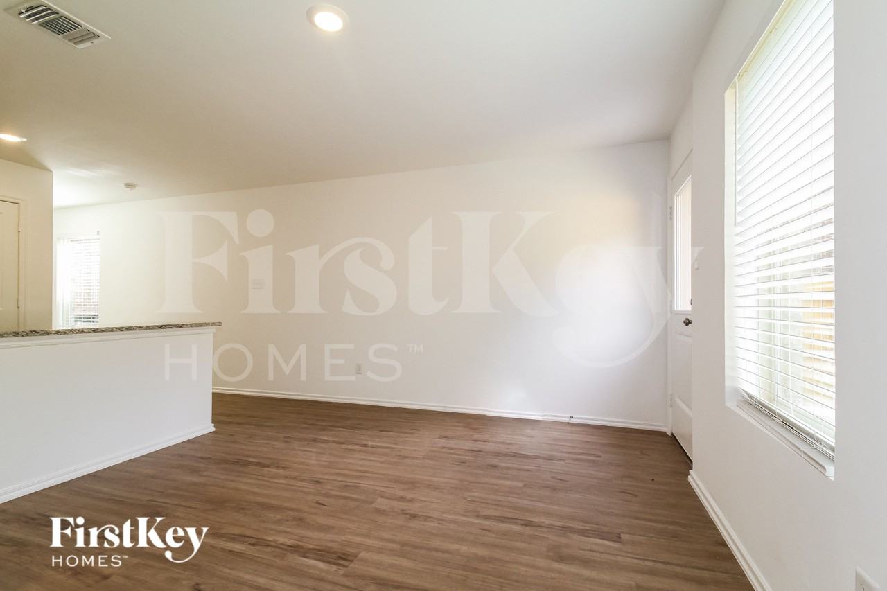 1935 Wolford Way - Photo 4 of 19