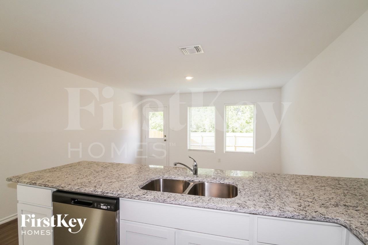 1935 Wolford Way - Photo 5 of 19