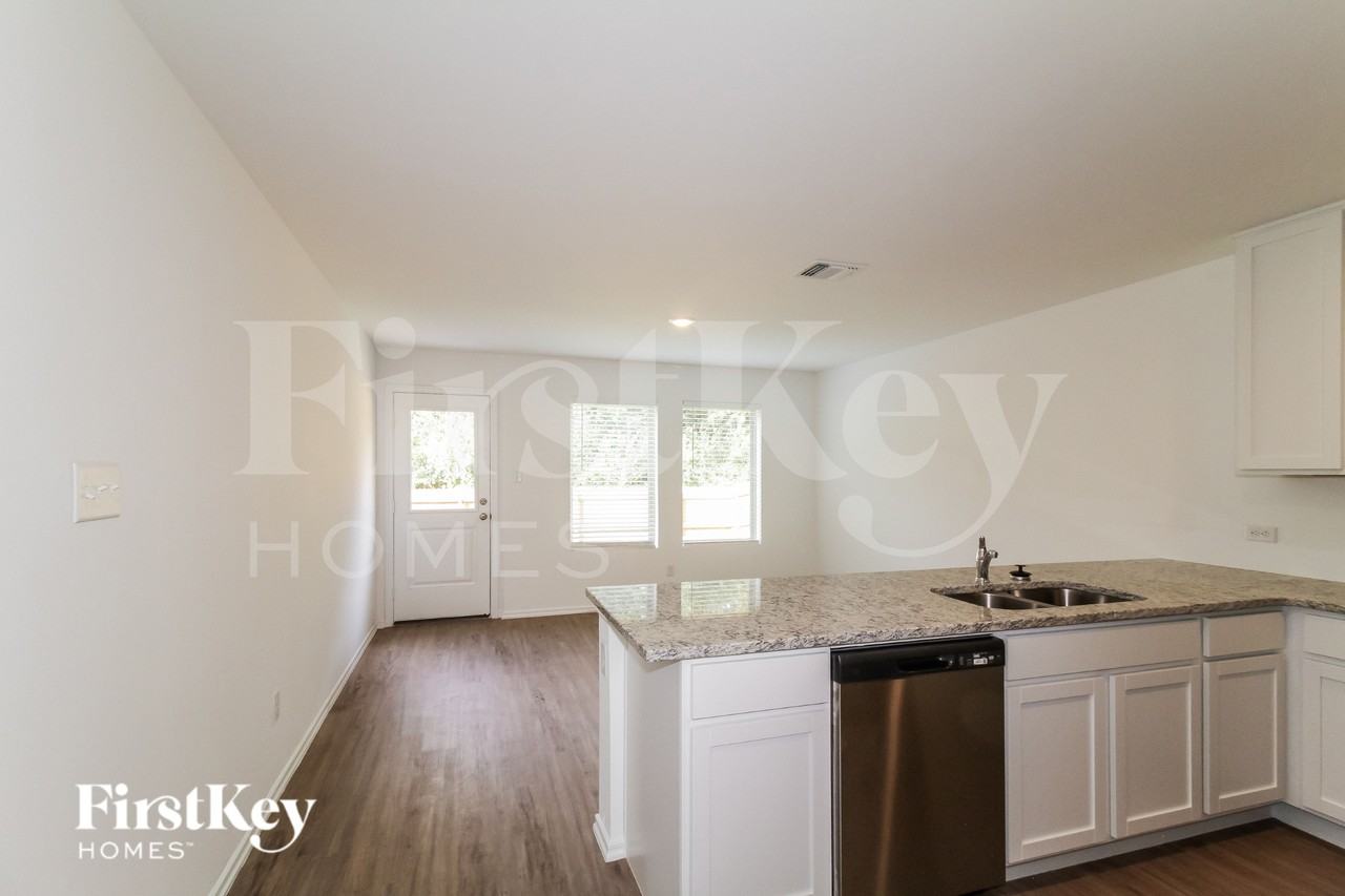 1935 Wolford Way - Photo 7 of 19