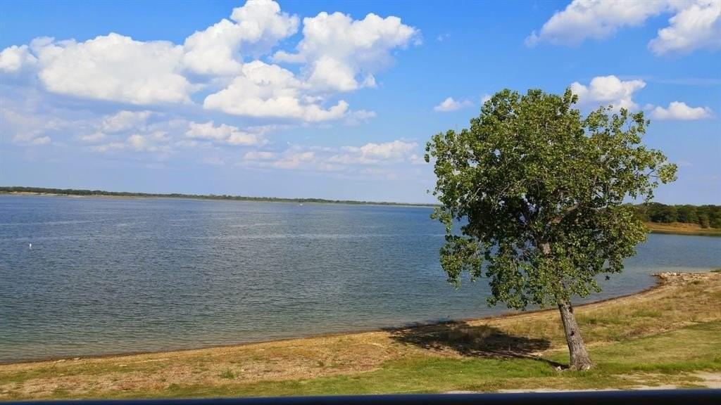 402 Oakbrook Dr - Photo 2 of 28