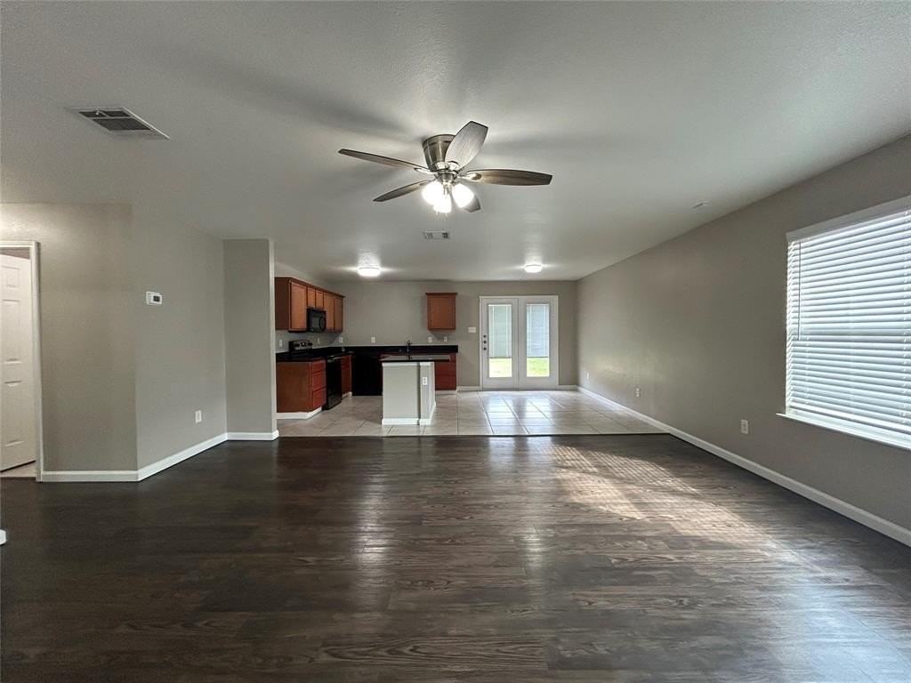 2153 Benning Way - Photo 4 of 28