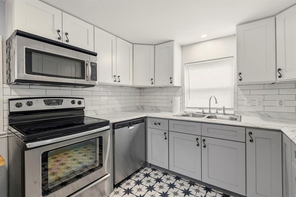 8910 San Leandro Dr - Photo 3 of 40