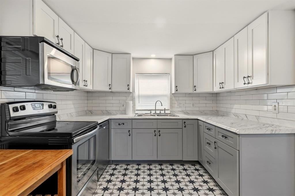 8910 San Leandro Dr - Photo 4 of 40