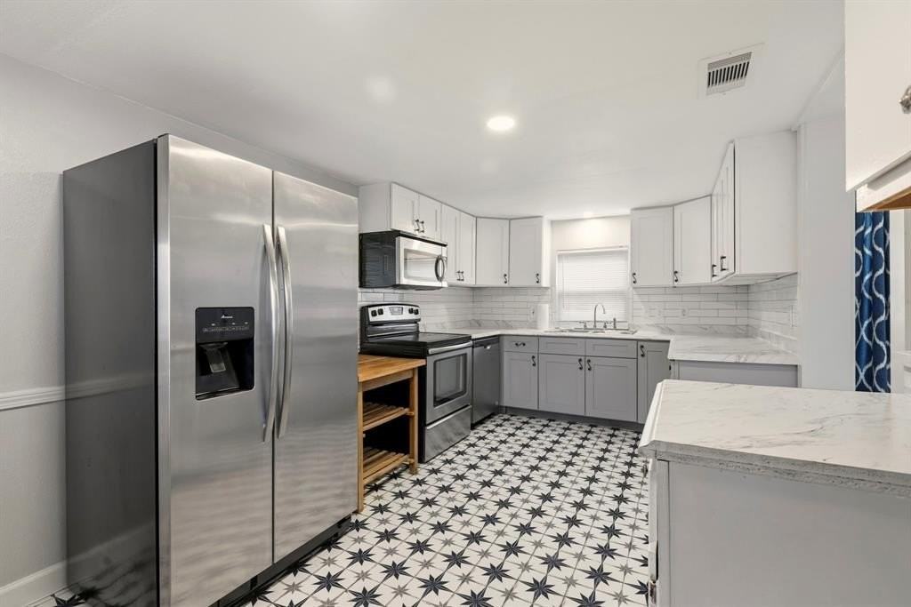 8910 San Leandro Dr - Photo 5 of 40