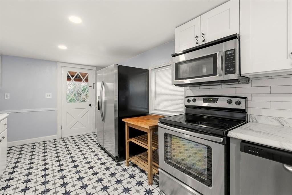 8910 San Leandro Dr - Photo 6 of 40