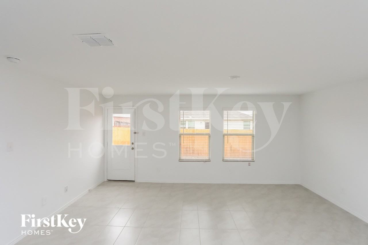 1141 Crestview Dr - Photo 2 of 15