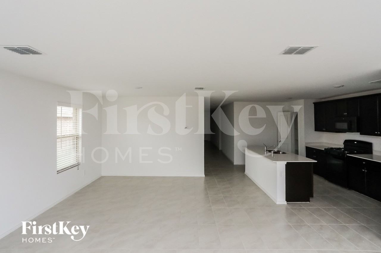 1141 Crestview Dr - Photo 3 of 15