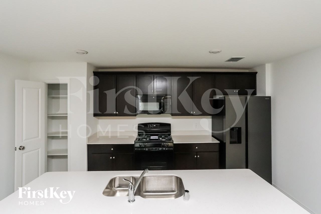 1141 Crestview Dr - Photo 4 of 15