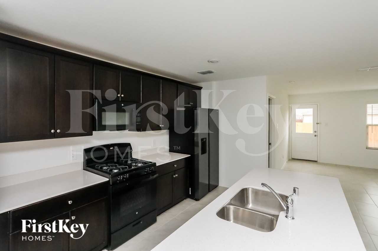 1141 Crestview Dr - Photo 5 of 15