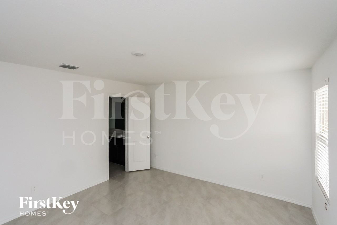 1141 Crestview Dr - Photo 7 of 15