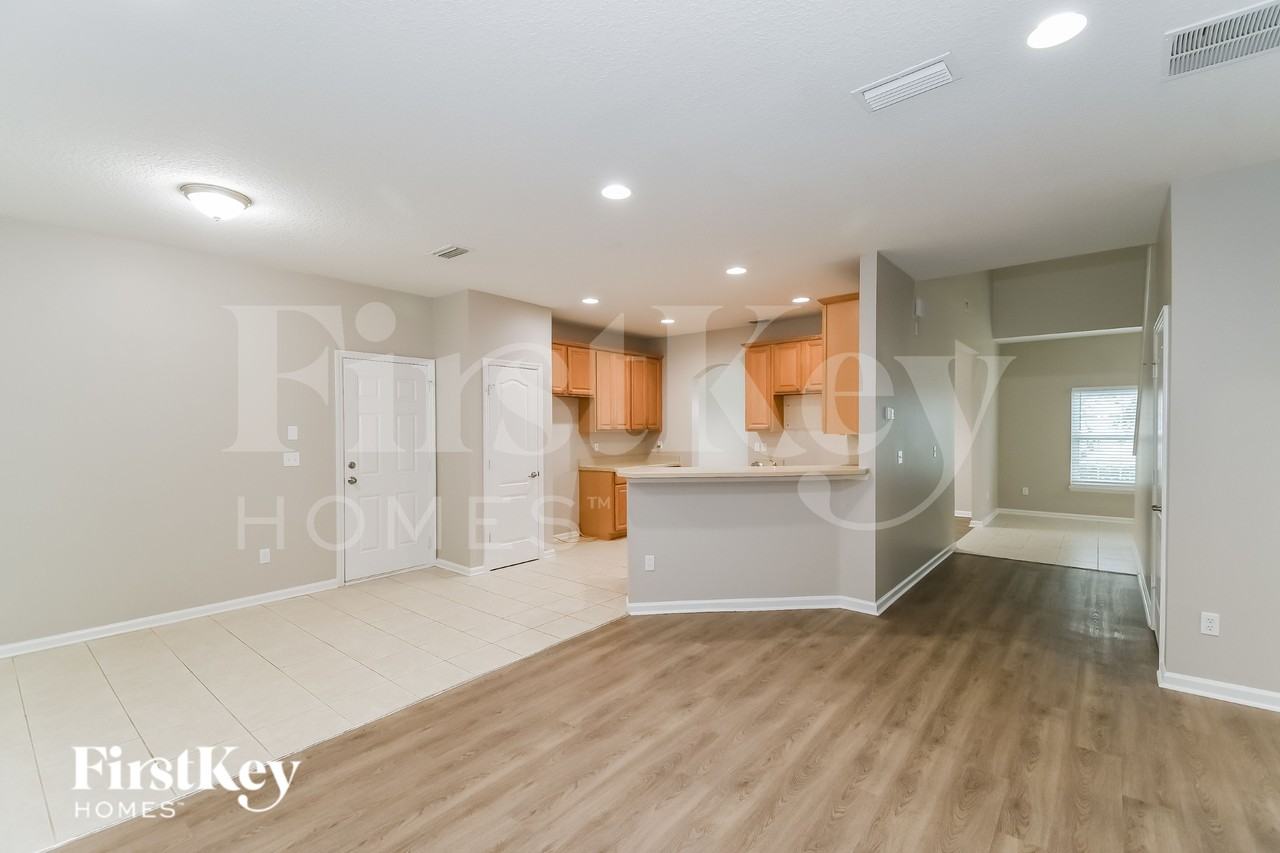 2504 Victoria Point Dr - Photo 4 of 15