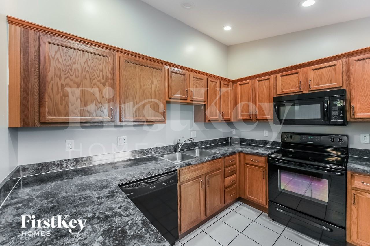 1408 Flora Ave N - Photo 7 of 16