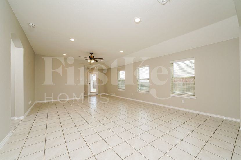 407 Milo Way - Photo 2 of 15