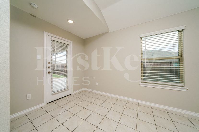 407 Milo Way - Photo 3 of 15