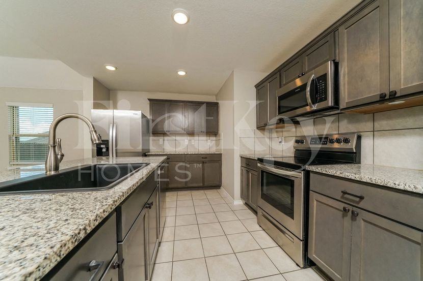 407 Milo Way - Photo 5 of 15