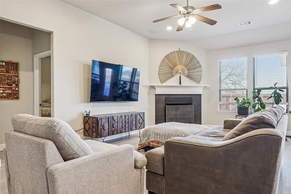 1304 Beach Dr - Photo 4 of 20