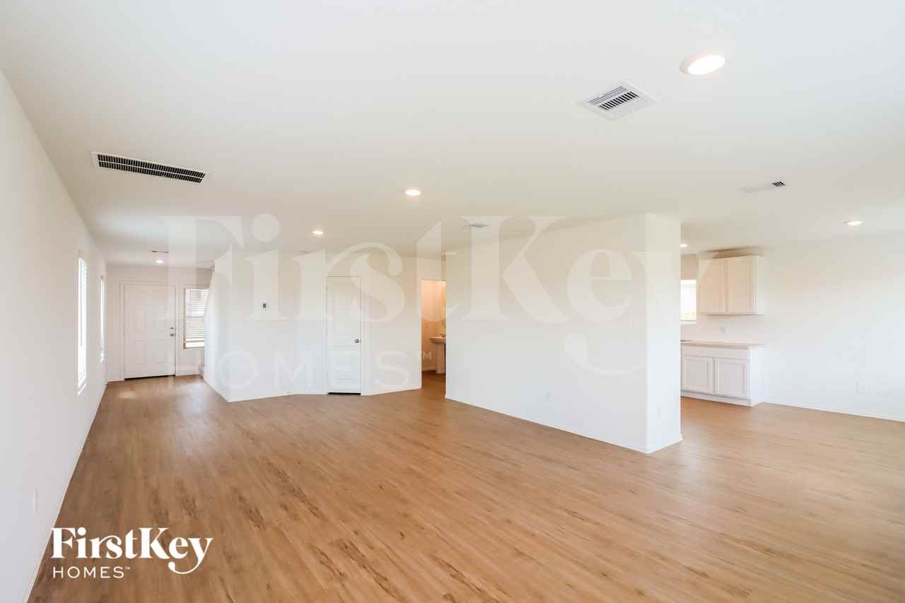 202 Alder Laurels Cv - Photo 3 of 15