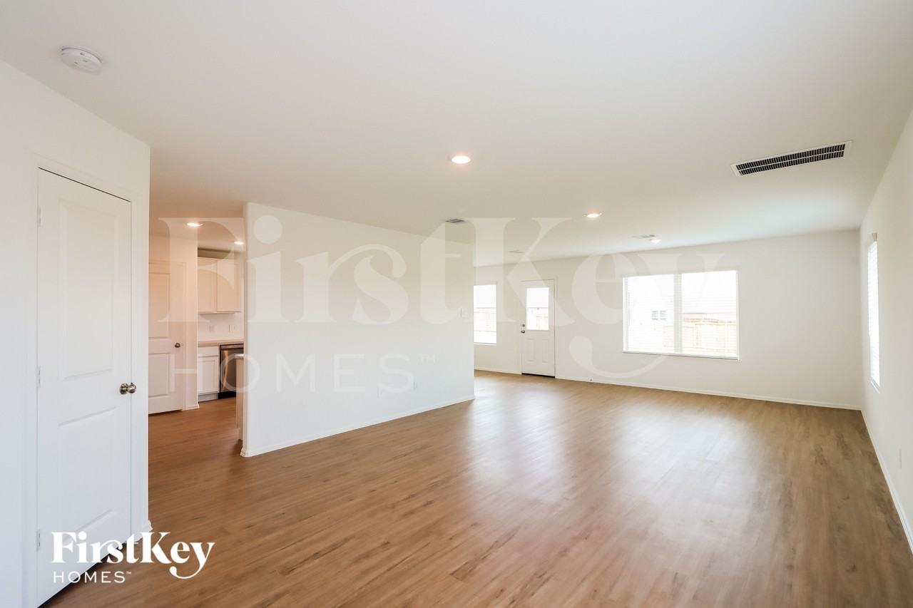 202 Alder Laurels Cv - Photo 4 of 15