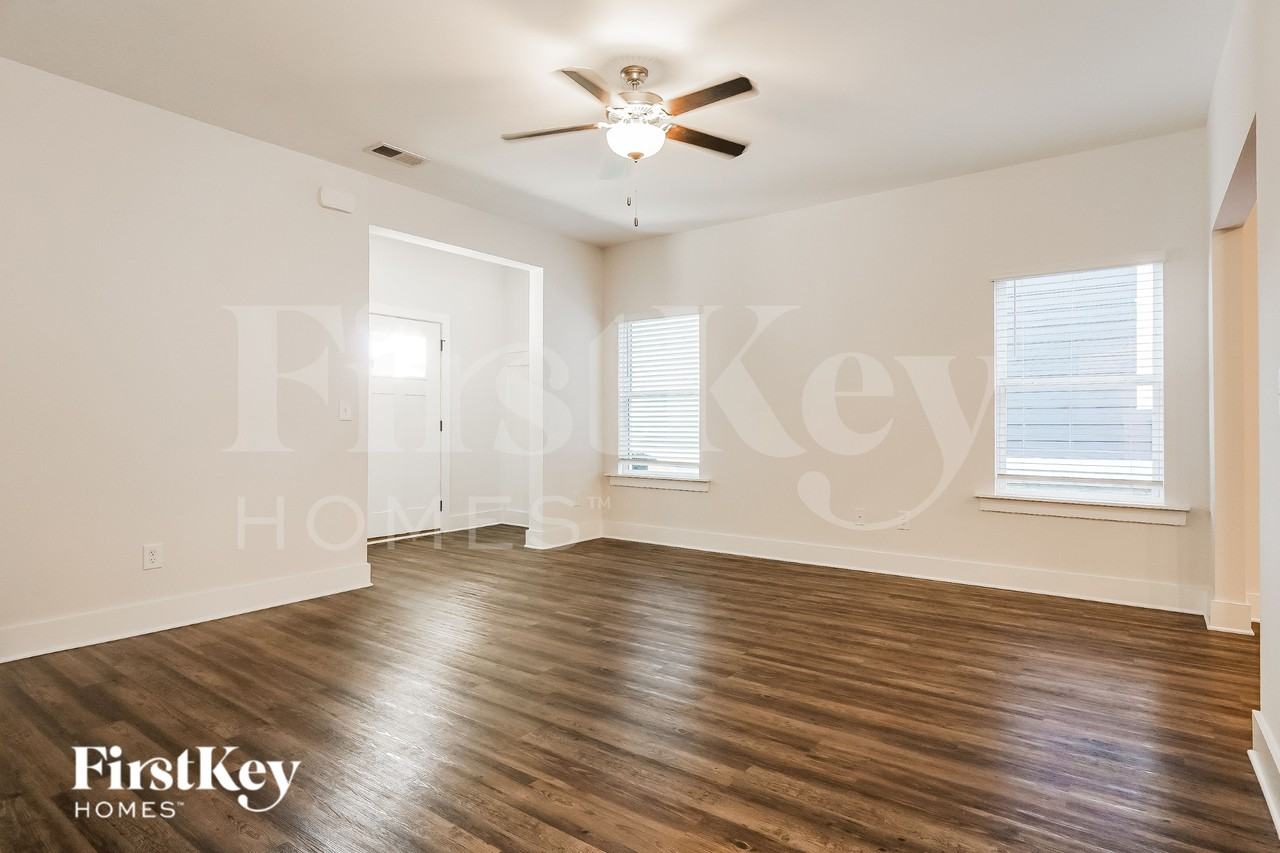 2807 Village Ln - Photo 3 of 15