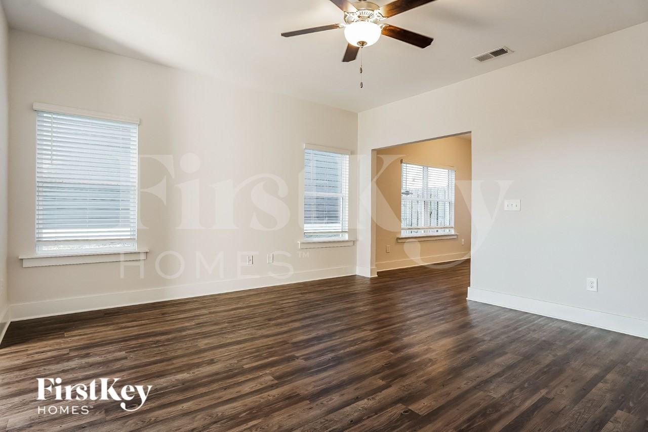 2807 Village Ln - Photo 4 of 15