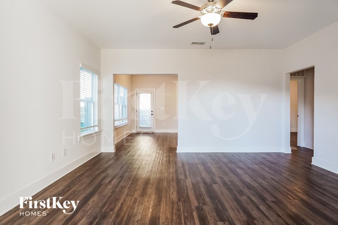 2807 Village Ln - Photo 5 of 15