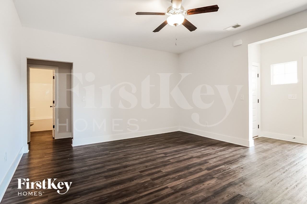 2807 Village Ln - Photo 6 of 15