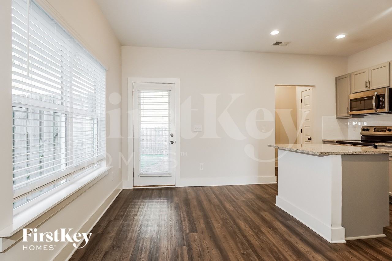 2807 Village Ln - Photo 7 of 15