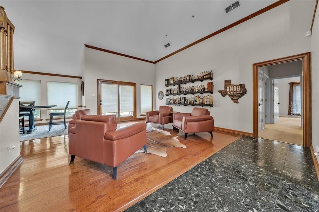 817 Turnberry Dr - Photo 4 of 40