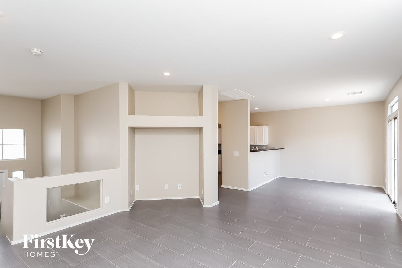 9964 Trailing Vine St - Photo 3 of 15