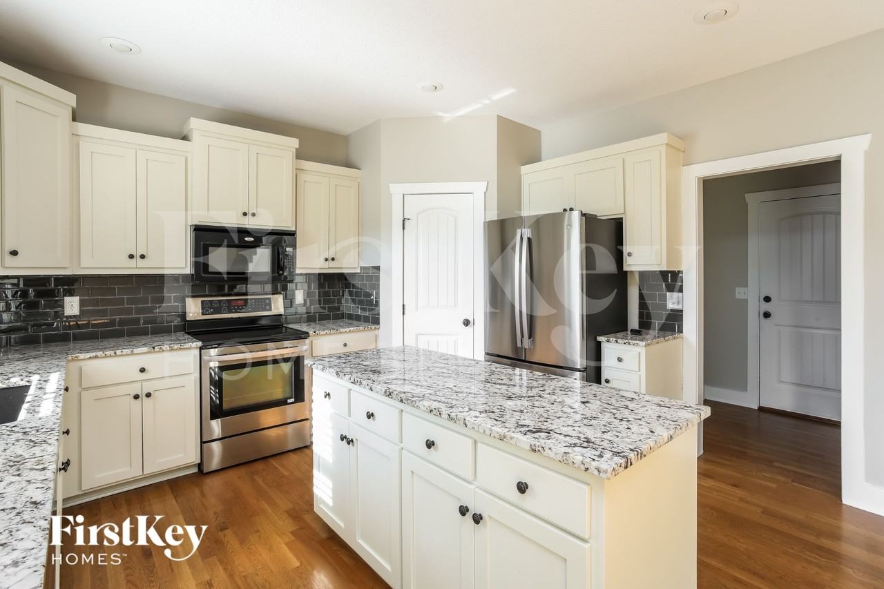 4520 N 108th St - Photo 4 of 15