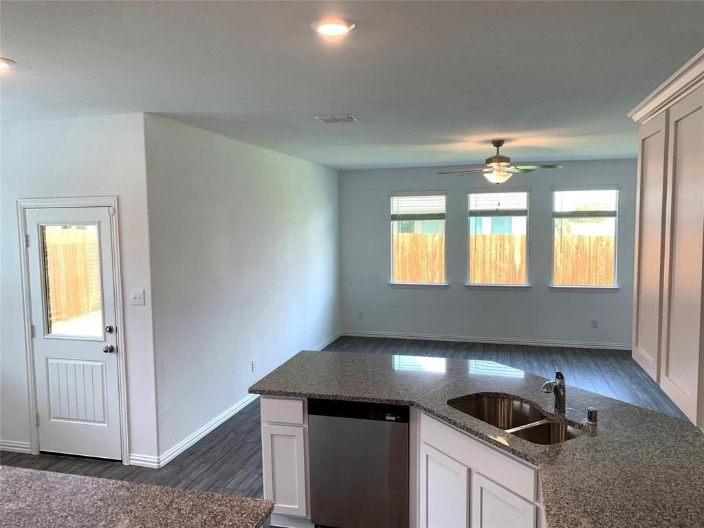 513 Peel St - Photo 3 of 28