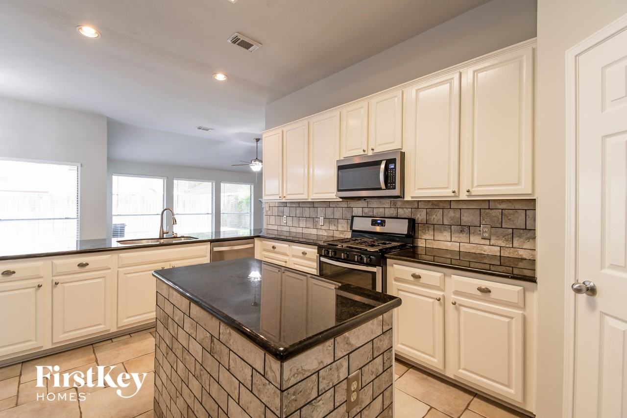 3111 Bay Spring Dr - Photo 5 of 15