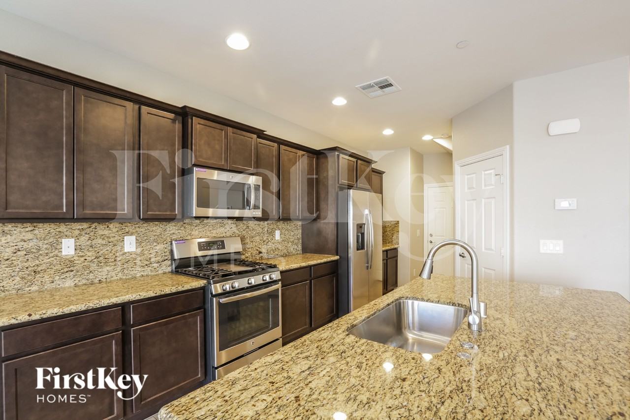 1134 Aubrey Springs Ave - Photo 5 of 16