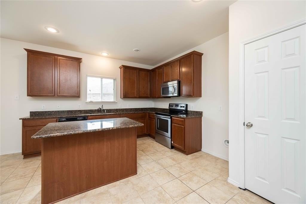 1401 Nicholas Ln - Photo 7 of 26