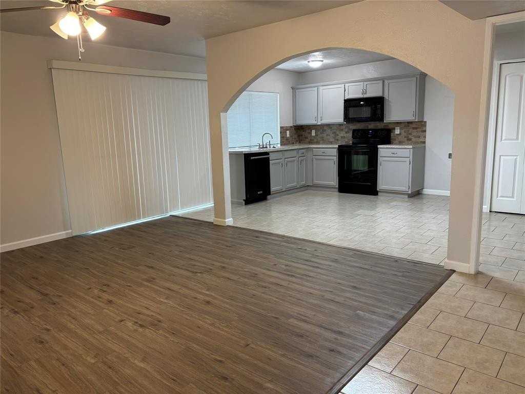 2813 Santa Monica Dr - Photo 2 of 17