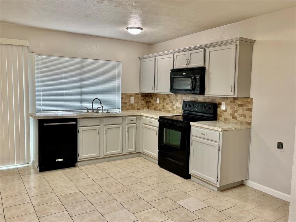 2813 Santa Monica Dr - Photo 4 of 17