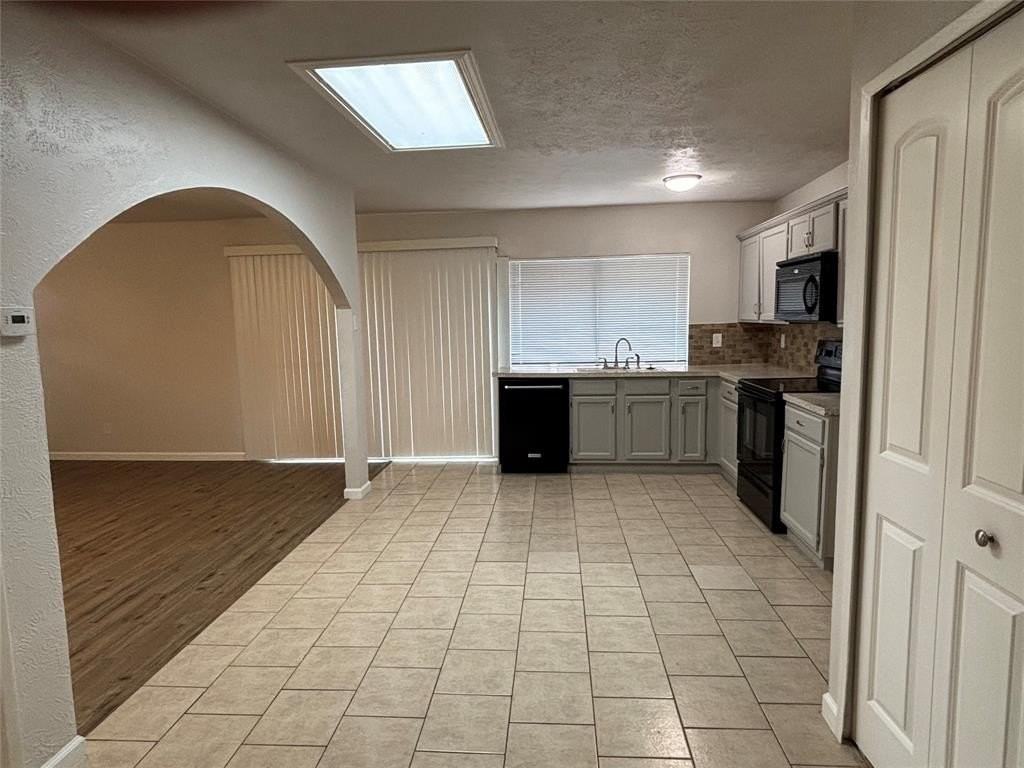 2813 Santa Monica Dr - Photo 5 of 17