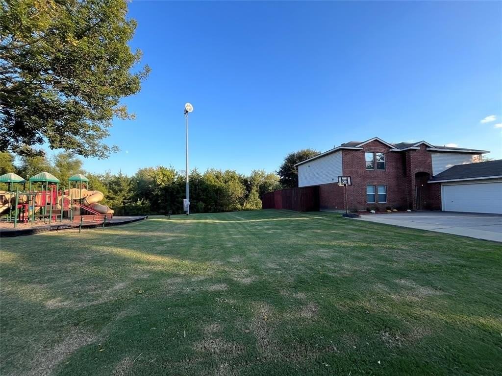 1435 Foxwood Ln - Photo 3 of 17