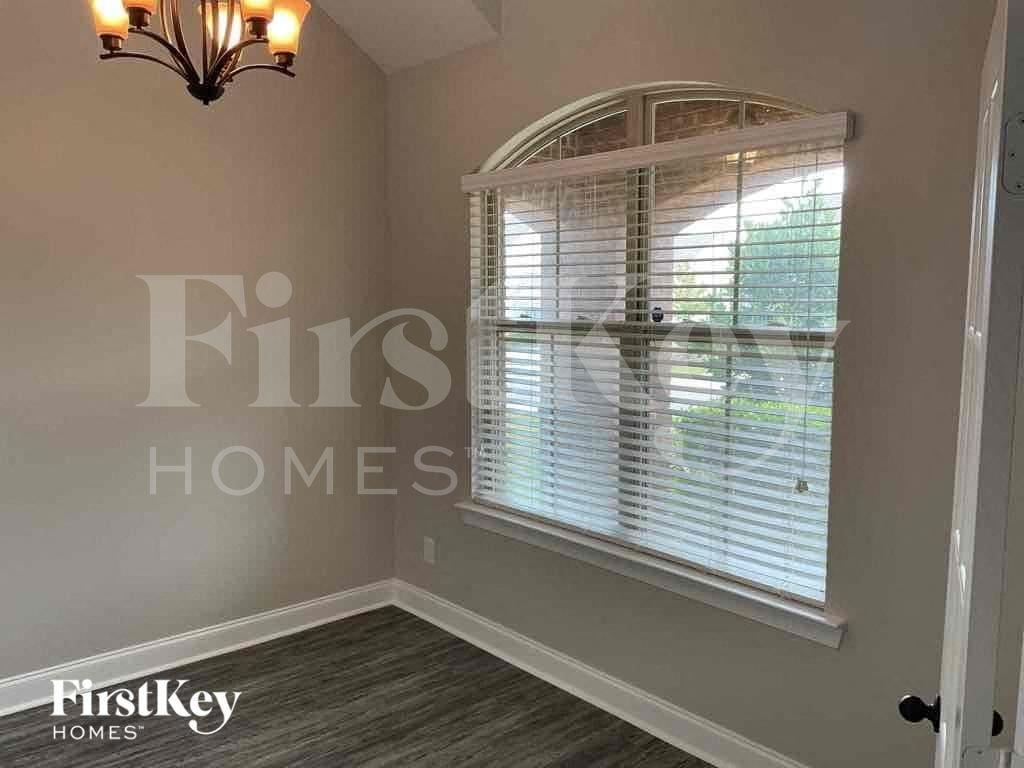 1076 Riviera Dr - Photo 2 of 11