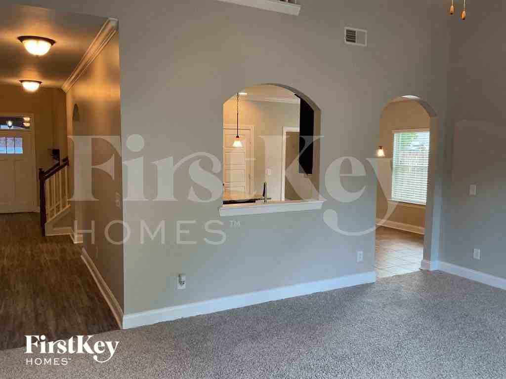 1076 Riviera Dr - Photo 4 of 11