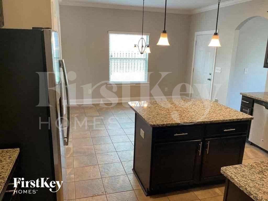 1076 Riviera Dr - Photo 5 of 11