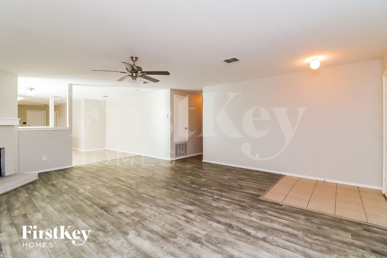 1413 Erin Dr - Photo 4 of 15