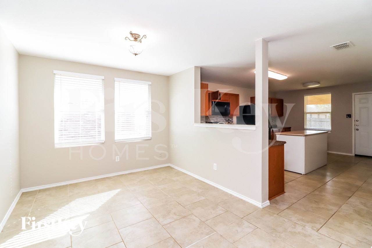 1413 Erin Dr - Photo 5 of 15