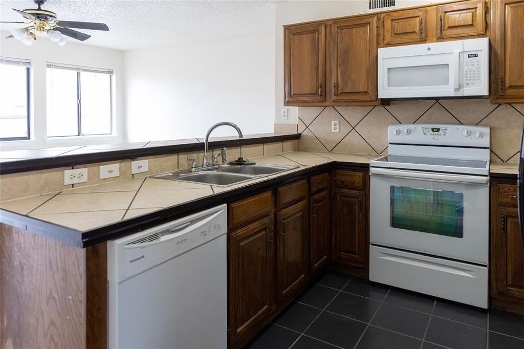 824 Middle Cove Dr - Photo 4 of 14